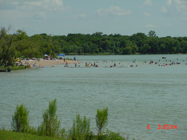 Beach full at foxdsc00041